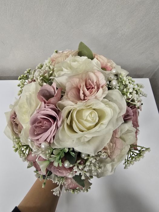 Булчински/сватбен букет и кутия за подаръци/пари