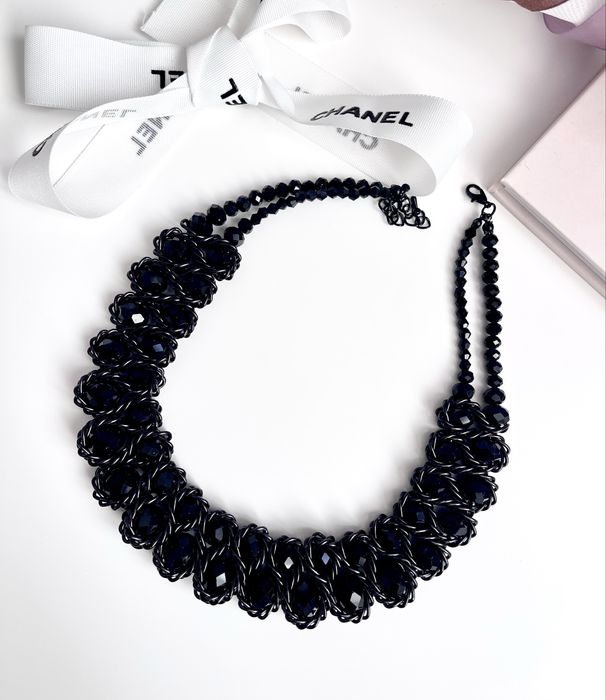 Колиета с кристали в бяло и черно