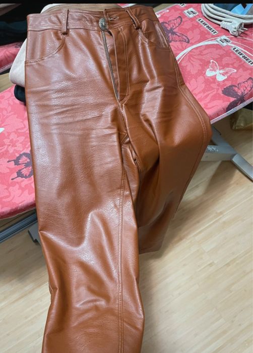 Pantaloni de piele