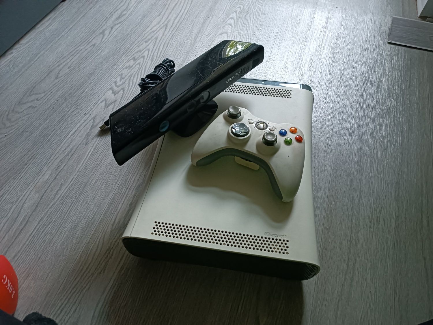 Xbox 360 + геймпад + камера + блок питания. Возможен обмен.