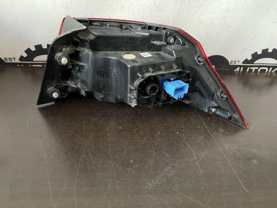 Stop stanga pe aripa matrix Vw Passat B8 facelift sedan cu DEFECT
