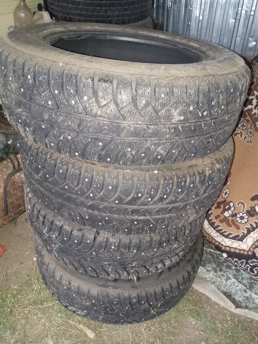 Продам зимние шипованные шины