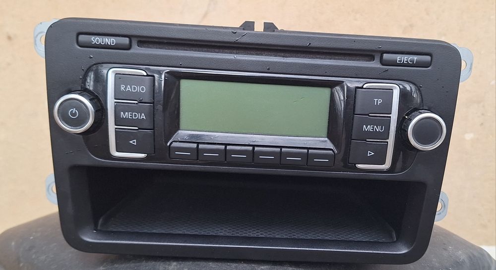 Vând cd pleyer  Volkswagen golf 6 .Funcționează perfect.  100  lei Neg