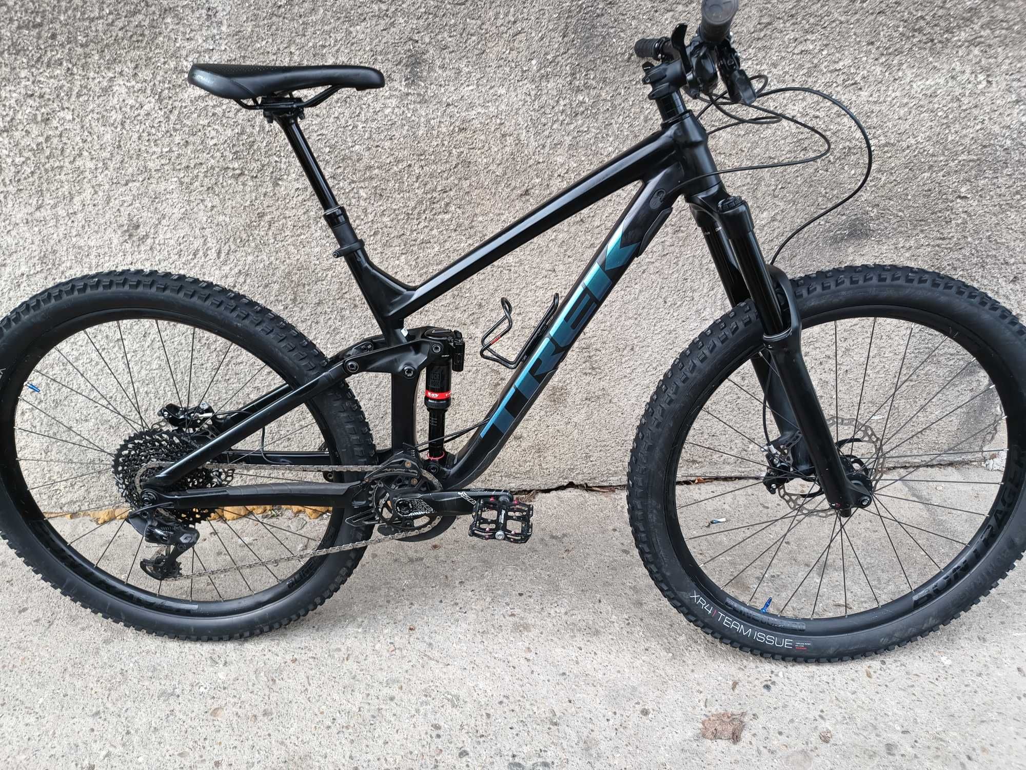Două biciclete Specialized Status și Trek Slash