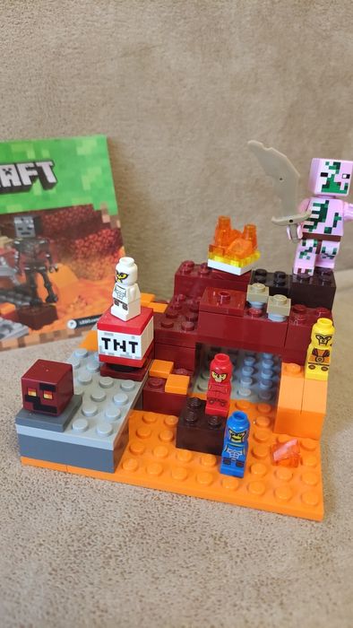 LEGO Minecraft - Пещера със зомбита 21141 и Битка в Ада 21139