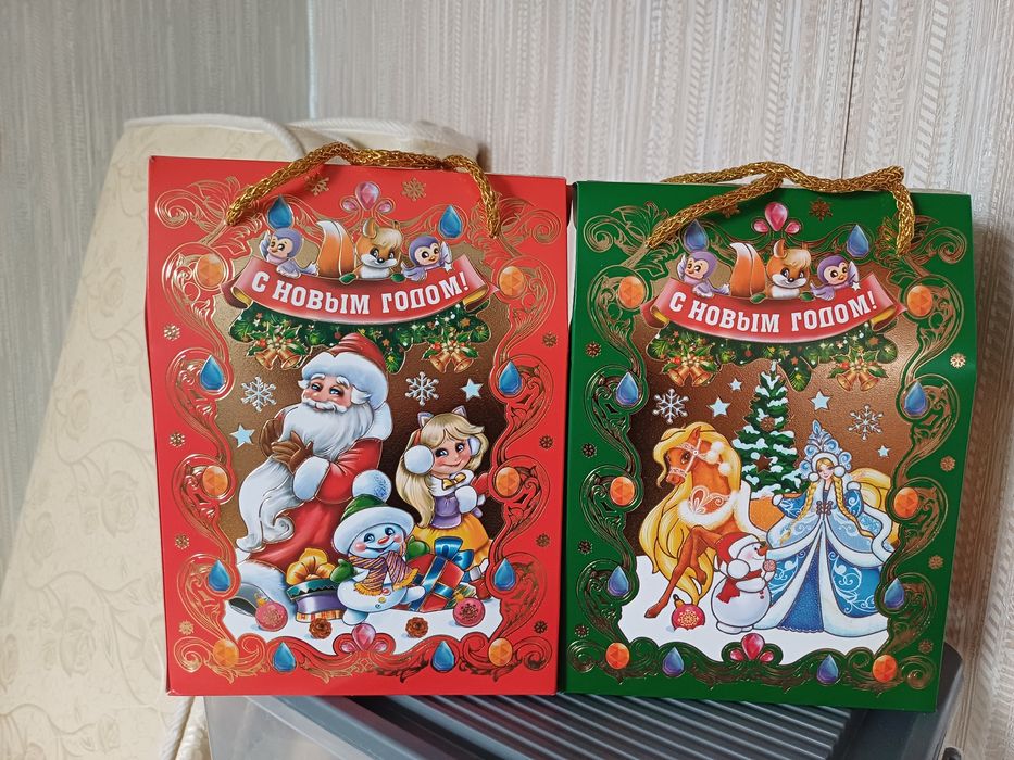 Новогодние подарки , кульки, сладости