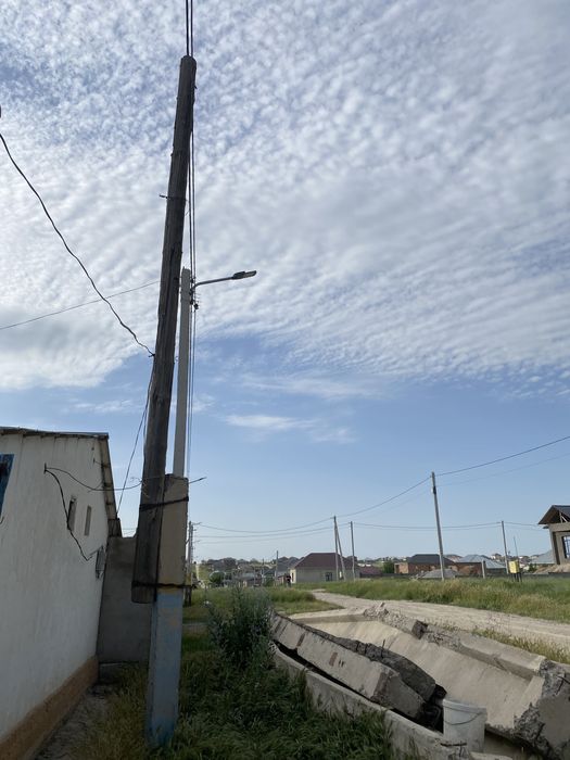 Столба для электричество с бетонным основанием