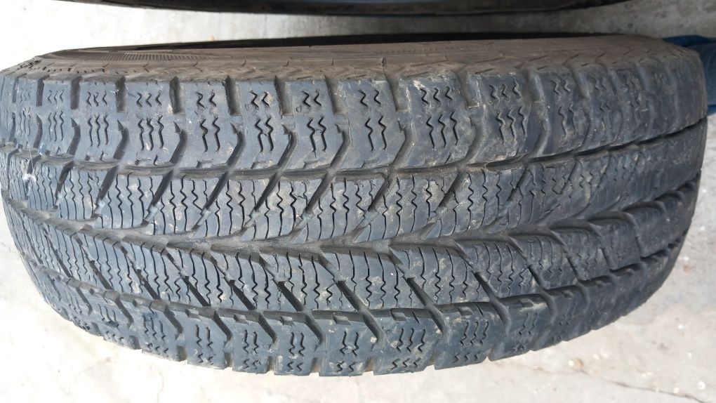 4 anvelope 195/70r15c marca Uniroyal și Barum, preț 250 lei bucata