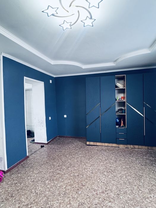 Үй сатылады.4 -дачада мектеп жанында.Жарық,жылы кең үй.Мебельімен