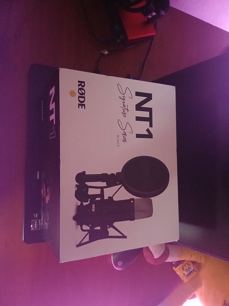 Продам студийный микрофон Rode NT1 Signature Series