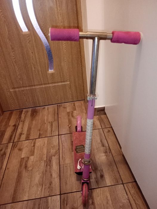 Vând trotineta de fete.