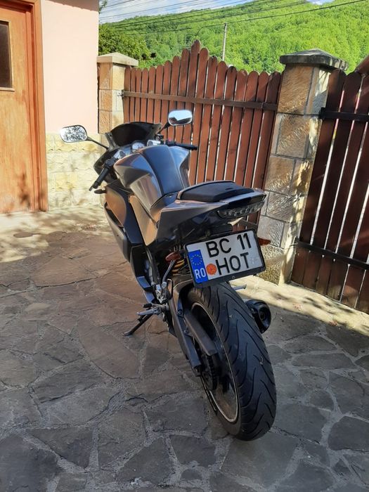 Yamaha YZF r125.