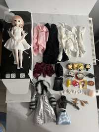 Set papusa japoneza,3 haine integrity toys,27 accesorii, 8 figurine