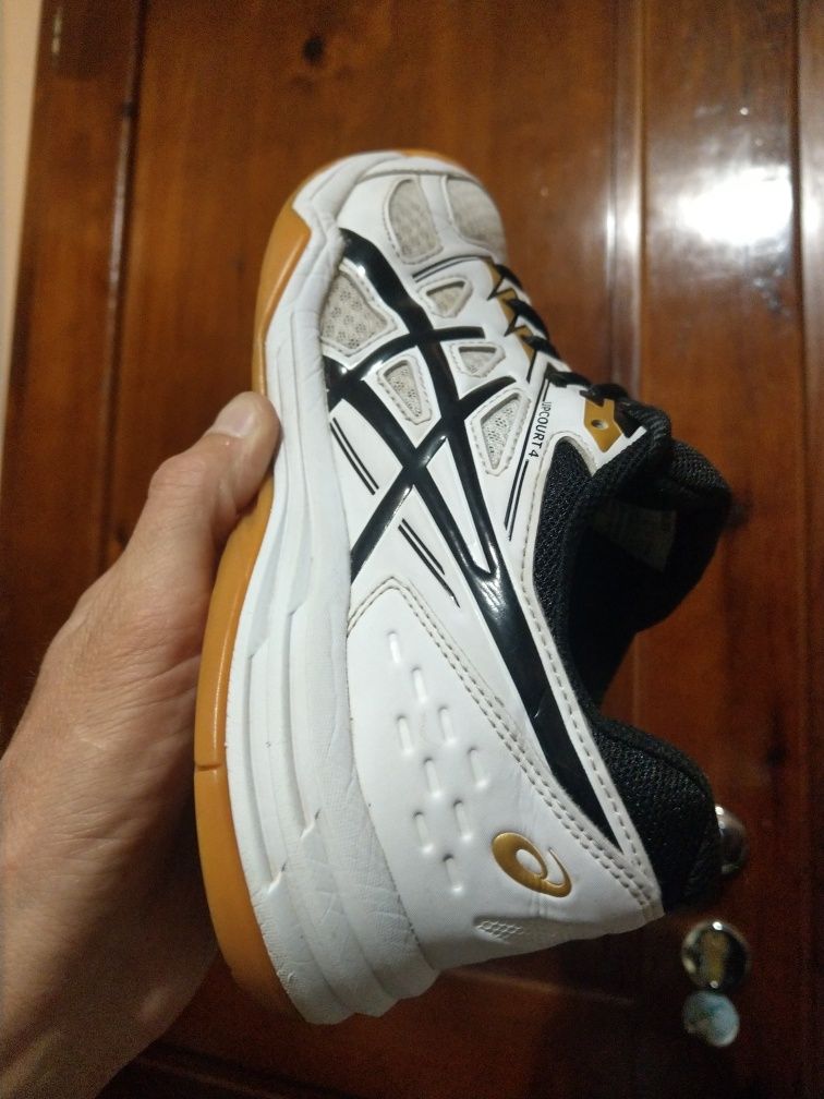 Резервирани.Asics Upcourt 43нм. 27,5см.