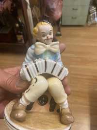 стара порцеланова статуетка клоун