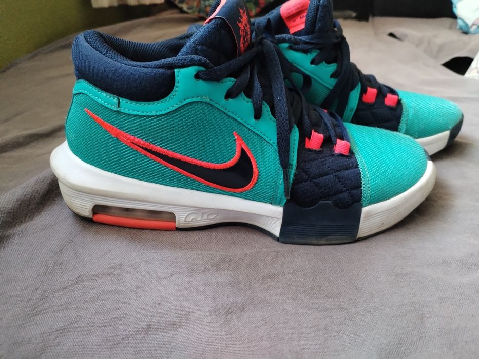 Nike Lebron Witness VIII
Nike Lebron Witness