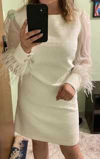 Бяла къса рокля с пера