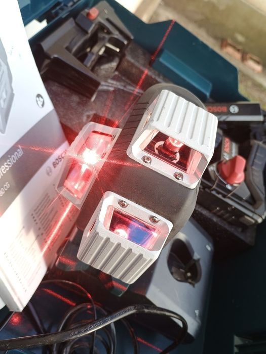 Laser Bosch gll 3 80c 3 planuru.la cutie cu încărcător,baterie și 2 pr