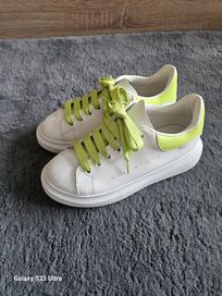 Бели спортни обувки с неон зелен маратонки