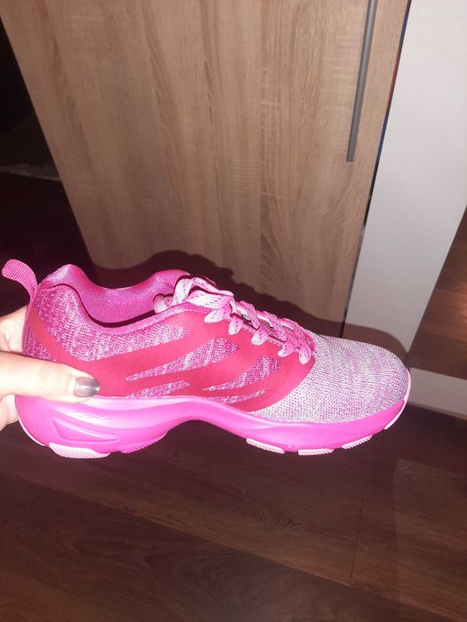 Продавам нови маратонки. Не са носени