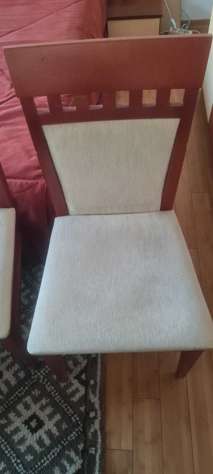 Продавам 4 броя масивни букови стола
