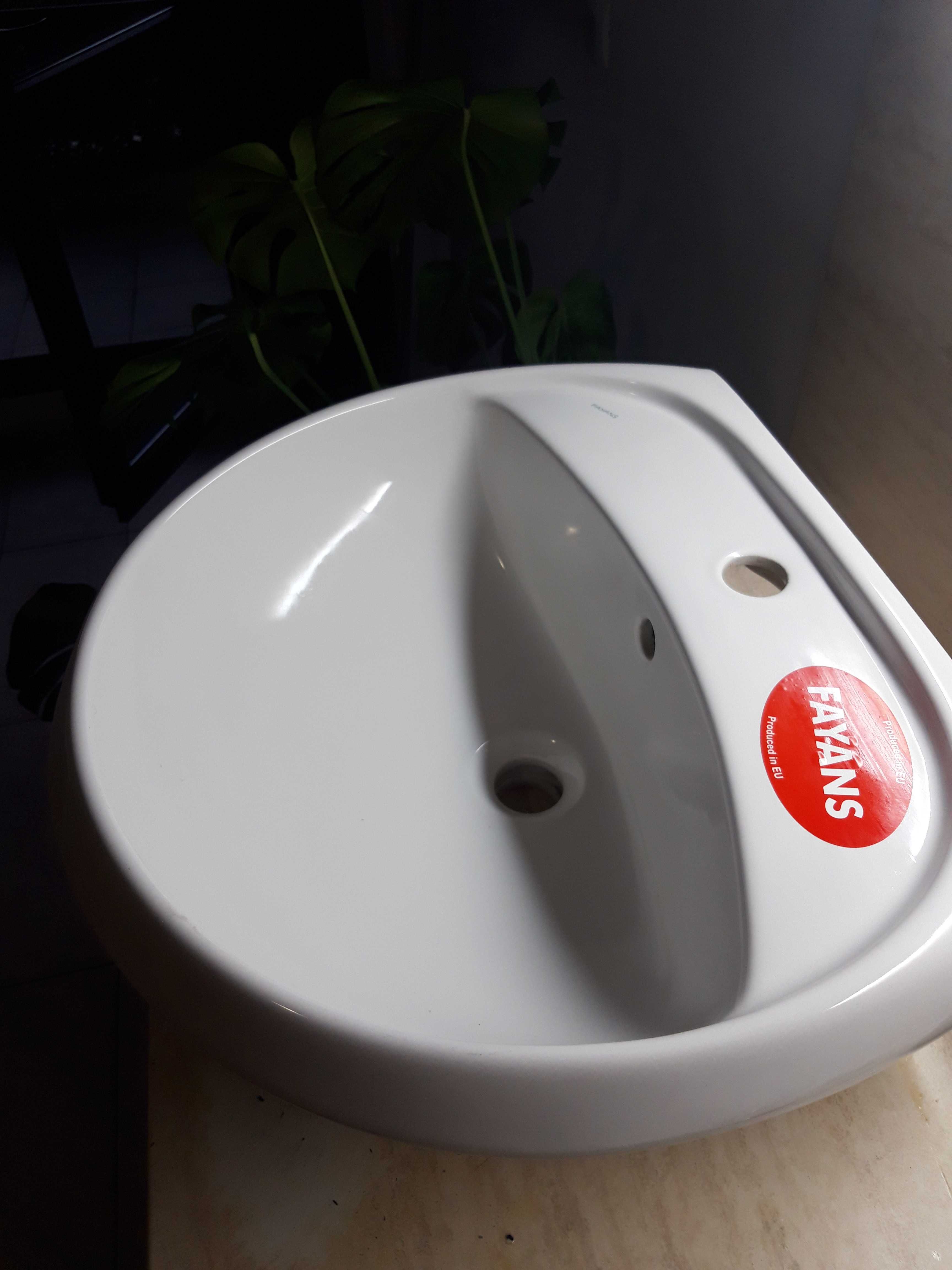 Чисто нова мивка/умивалник за баня,  марка Фаянс(Пловдив) 56см 47см