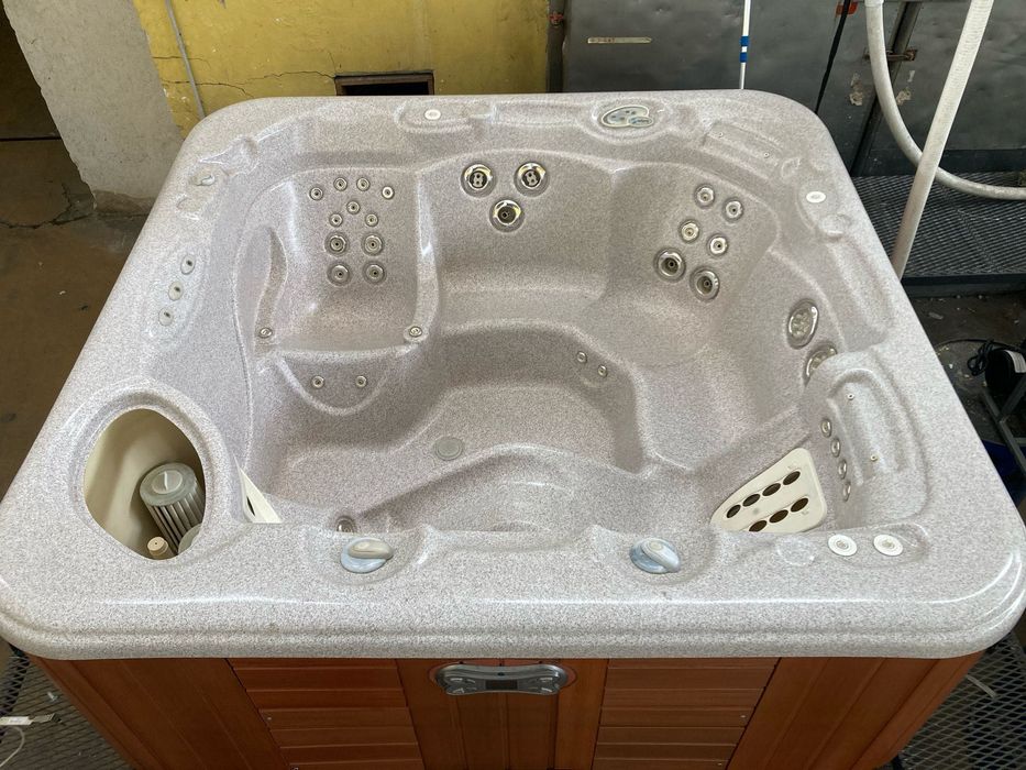 Голямо Мощно Джакузи в топ състояние, 3м гаранция и ново покривало