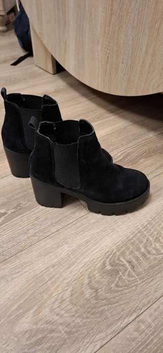 Botine negre piele intoarsa