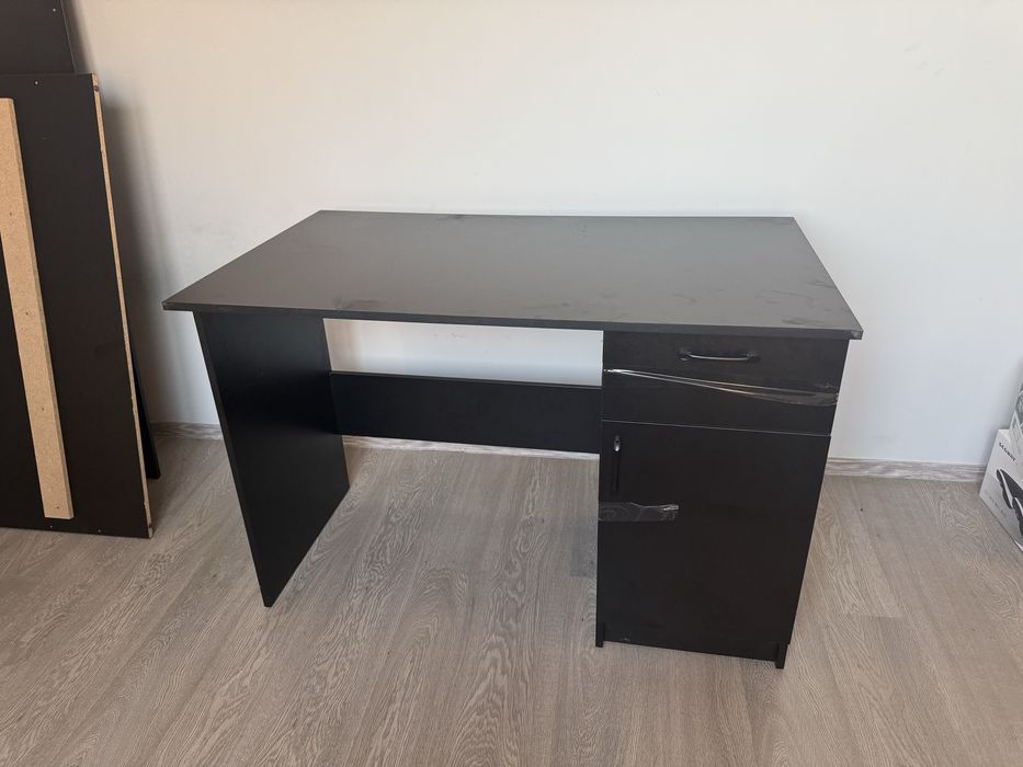 Продам мебель в идеальном состоянии стол, шкаф