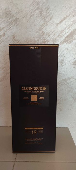 Празни бутилки от уиски в оригиналните им кутии