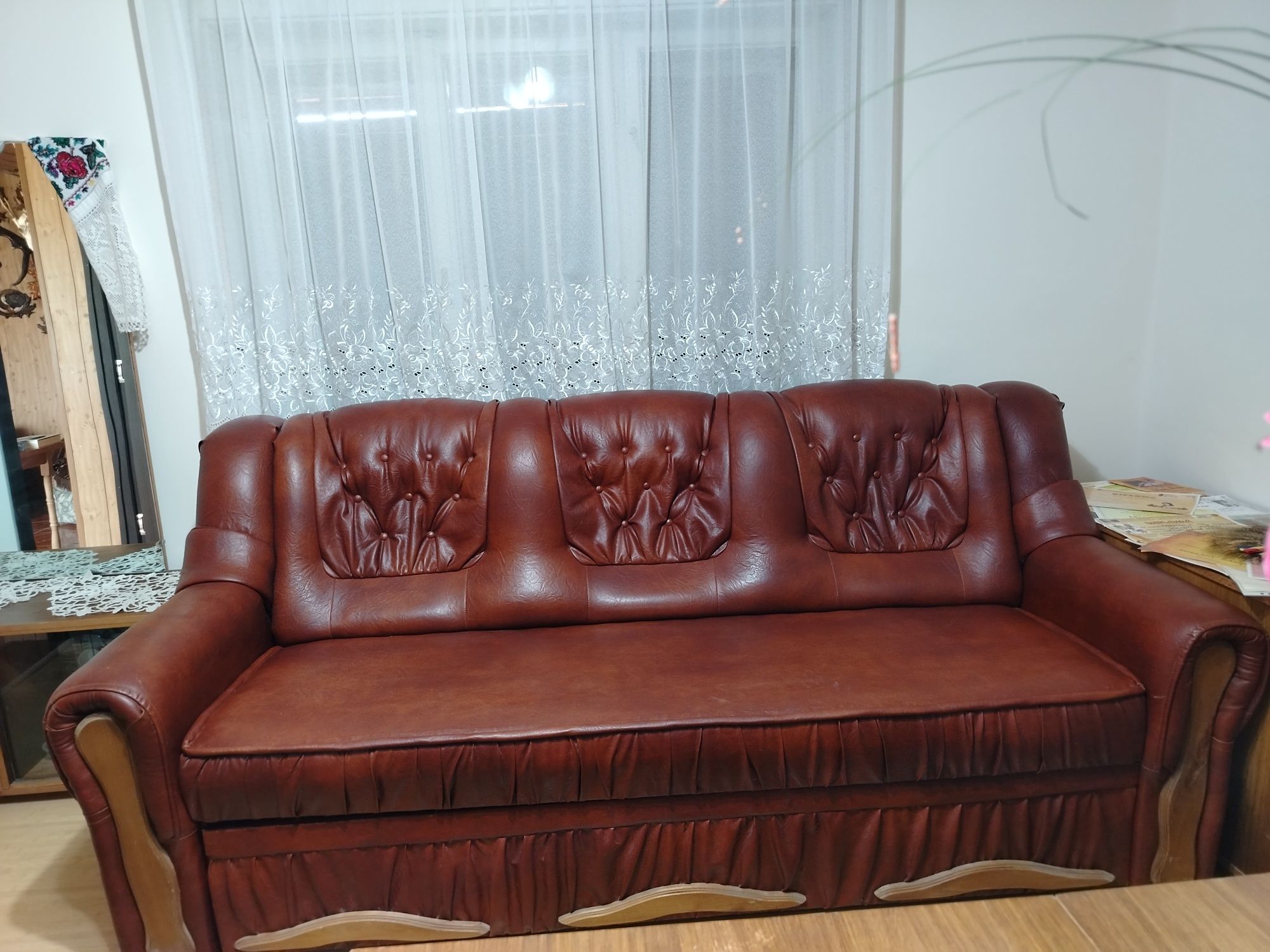 Vând canapea extensibila imitație piele, stare foarte bună.