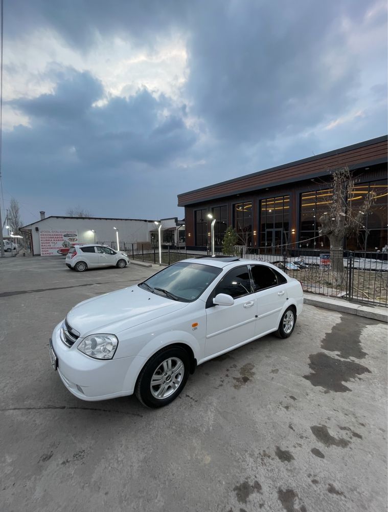 Lasetti 1.6 sotiladi