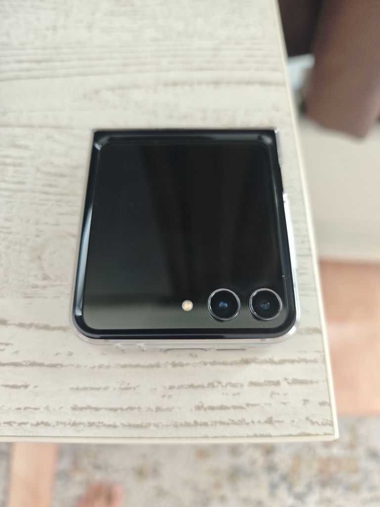 Продавам Samsung Z Flip 5, бял