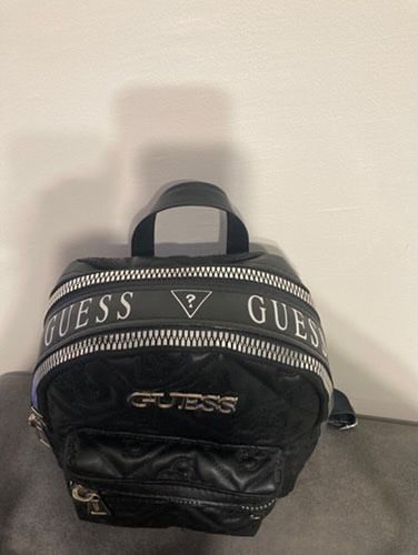 Черна раница на GUESS
