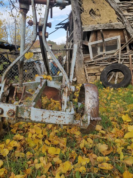 Плуг тракторен-три тела