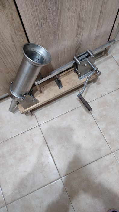 Vand mașină de făcut carnati