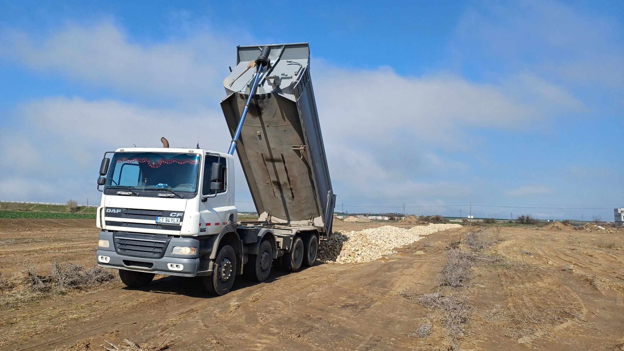 Transport cu camioane 8x4 Piatră Concasată,  Nisip spălat ,Pământ