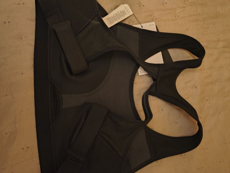 Ново дамско спортно бюстие Nike, размер S