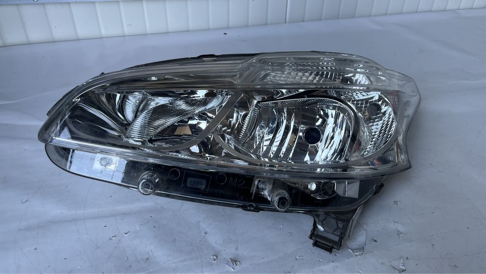 Ляв фар Peugeot 208 (2012-2019)