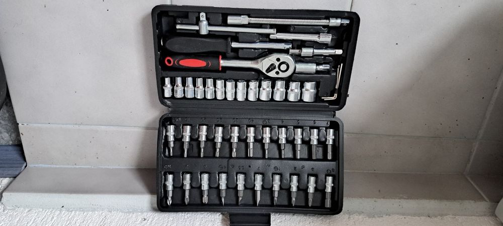 Комплект инструменти 46 части – тресчотка, вложки, накрайници, адаптер