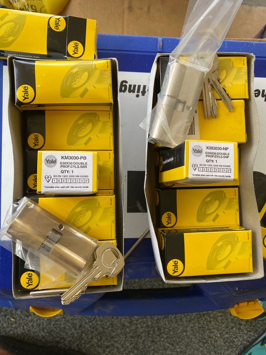 Butuci ușă yale km3030 bronz și nikel