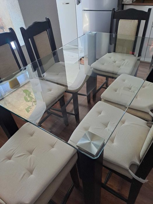 Трапезна стъклена маса с шест стола
