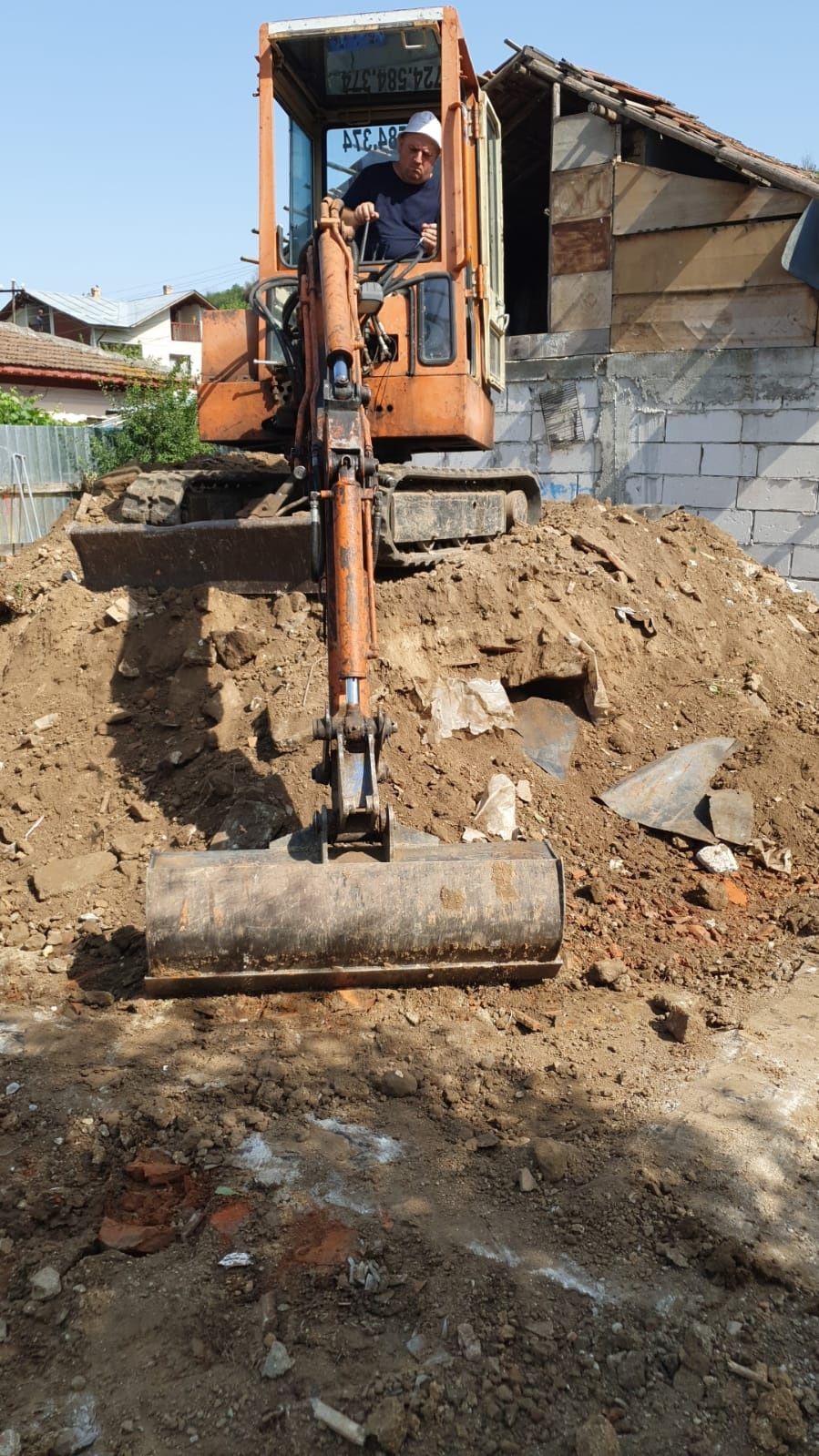 Miniexcavator de închiriat pentru săpături