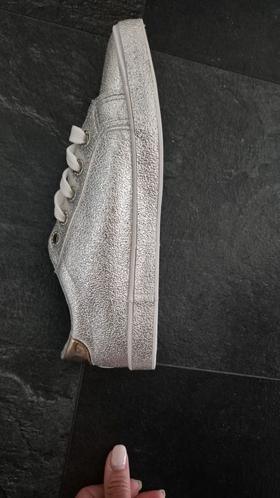 Чисто нови спортни обувки