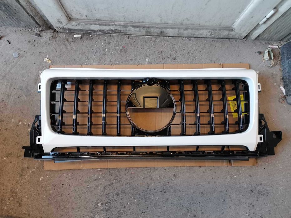 Предна решетка за Мерцедес G-class W464 бяла с черни ленти