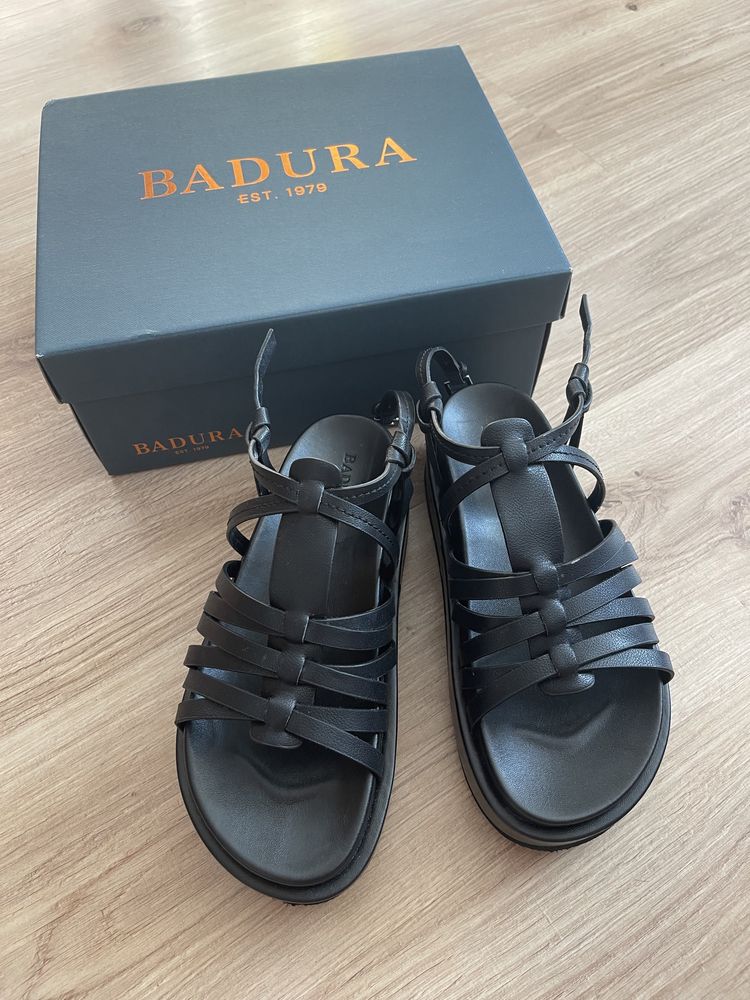 Дамски сандали на платформа Badura