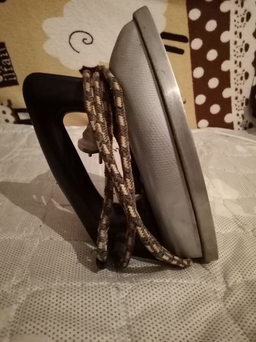 Продам  уральский  утюг советский