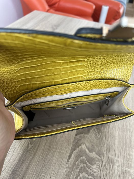 Geanta GUESS crossbody