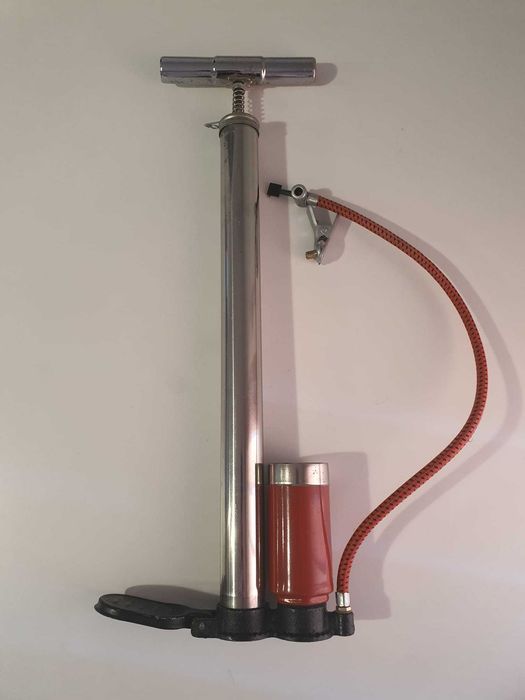 Pompă bicicletă metalică clasică, funcțională cu manometru