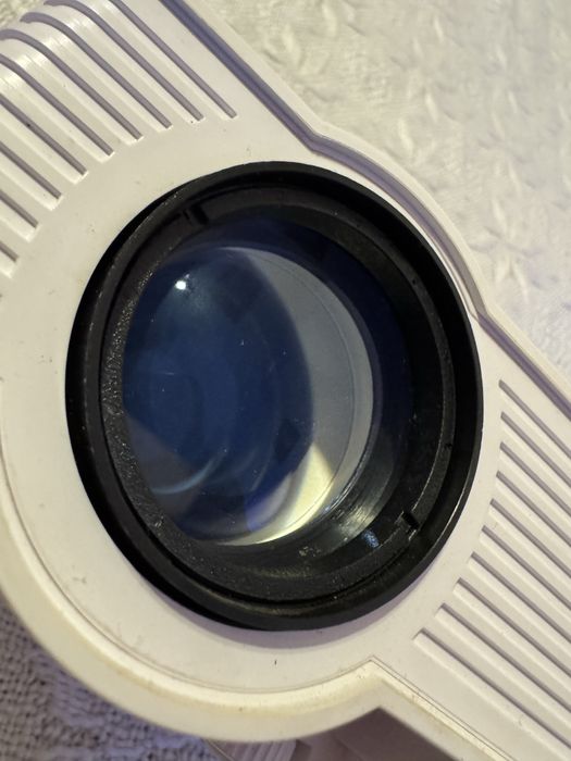 Proiector HD 720p cu HDMI / USB / SD / VGA